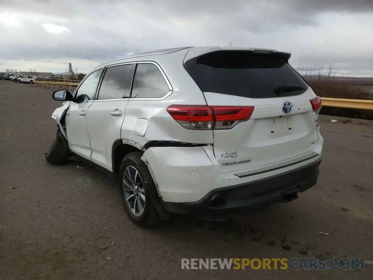 3 Photograph of a damaged car 5TDJGRFH9KS063616 TOYOTA HIGHLANDER 2019