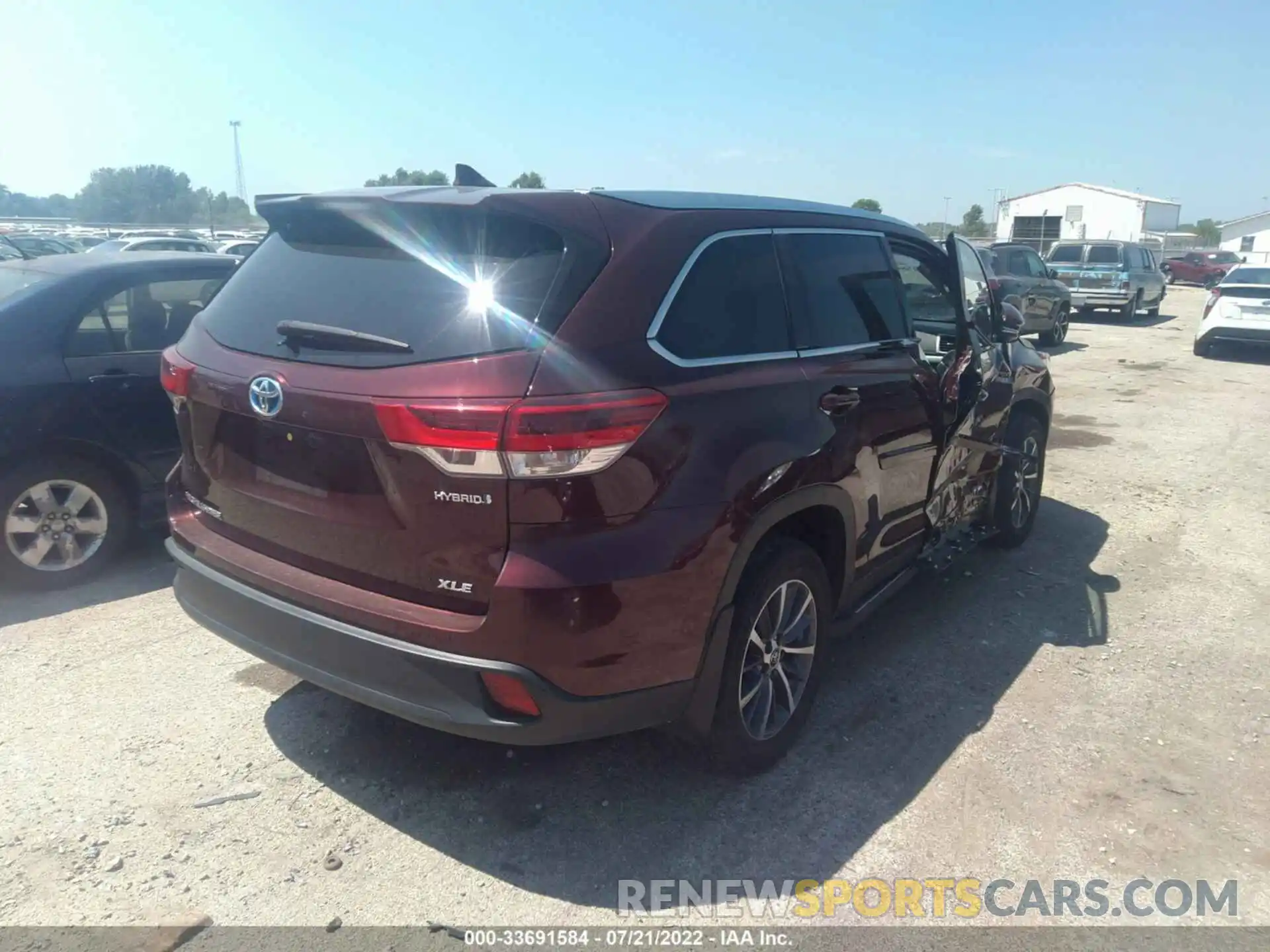 4 Photograph of a damaged car 5TDJGRFH9KS068315 TOYOTA HIGHLANDER 2019