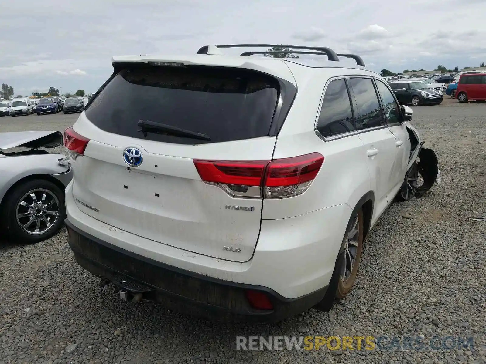 4 Photograph of a damaged car 5TDJGRFH9KS072123 TOYOTA HIGHLANDER 2019