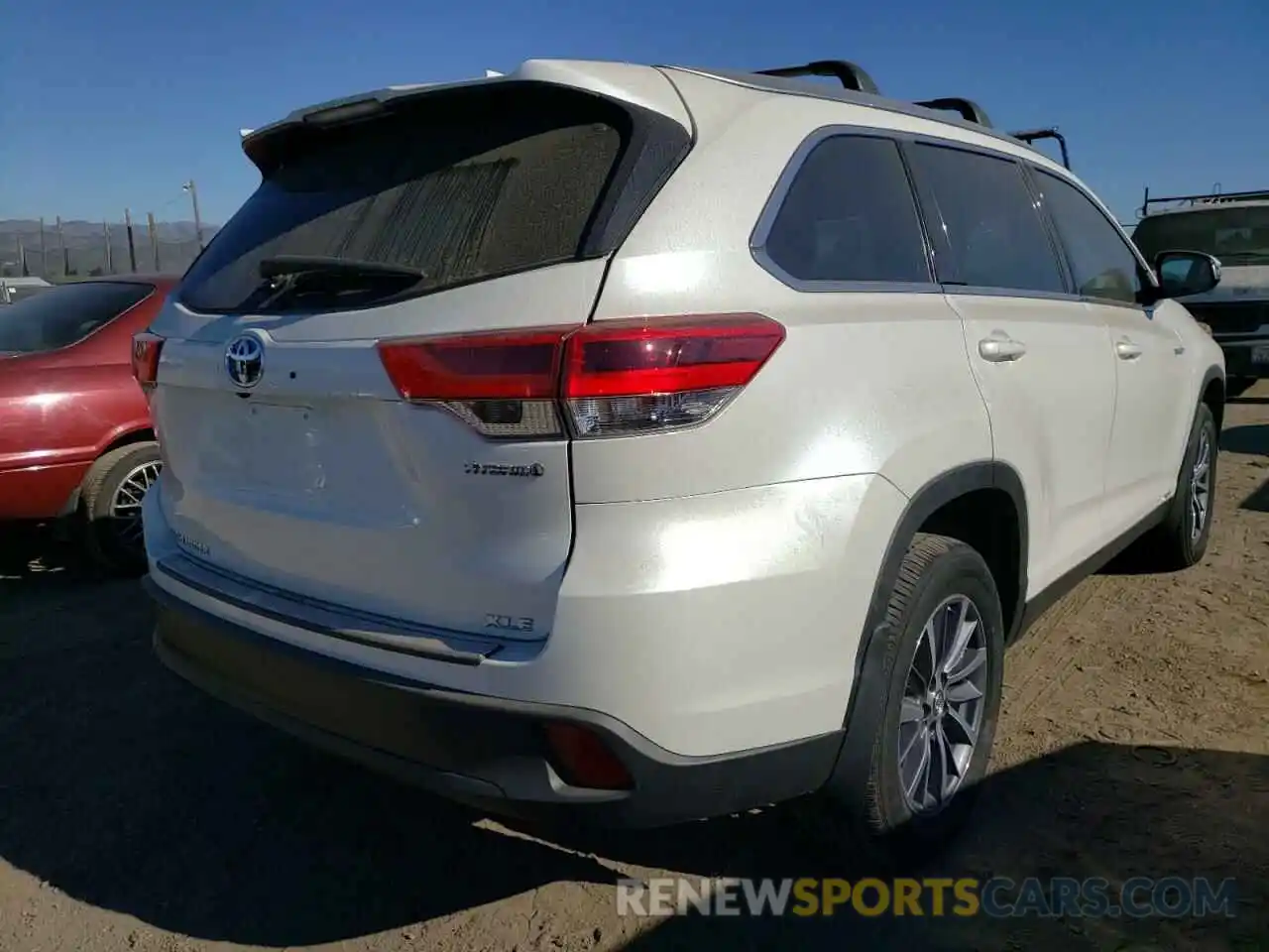 4 Photograph of a damaged car 5TDJGRFH9KS072736 TOYOTA HIGHLANDER 2019