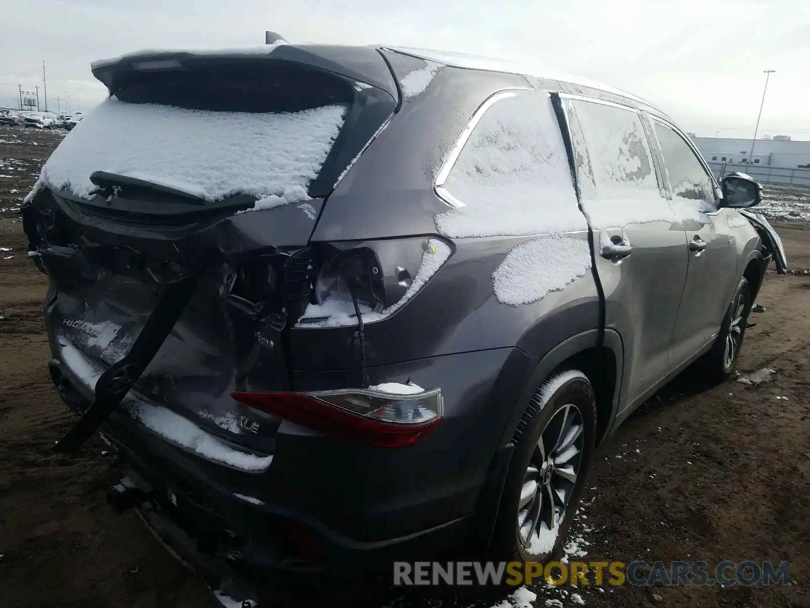 4 Photograph of a damaged car 5TDJGRFH9KS075068 TOYOTA HIGHLANDER 2019