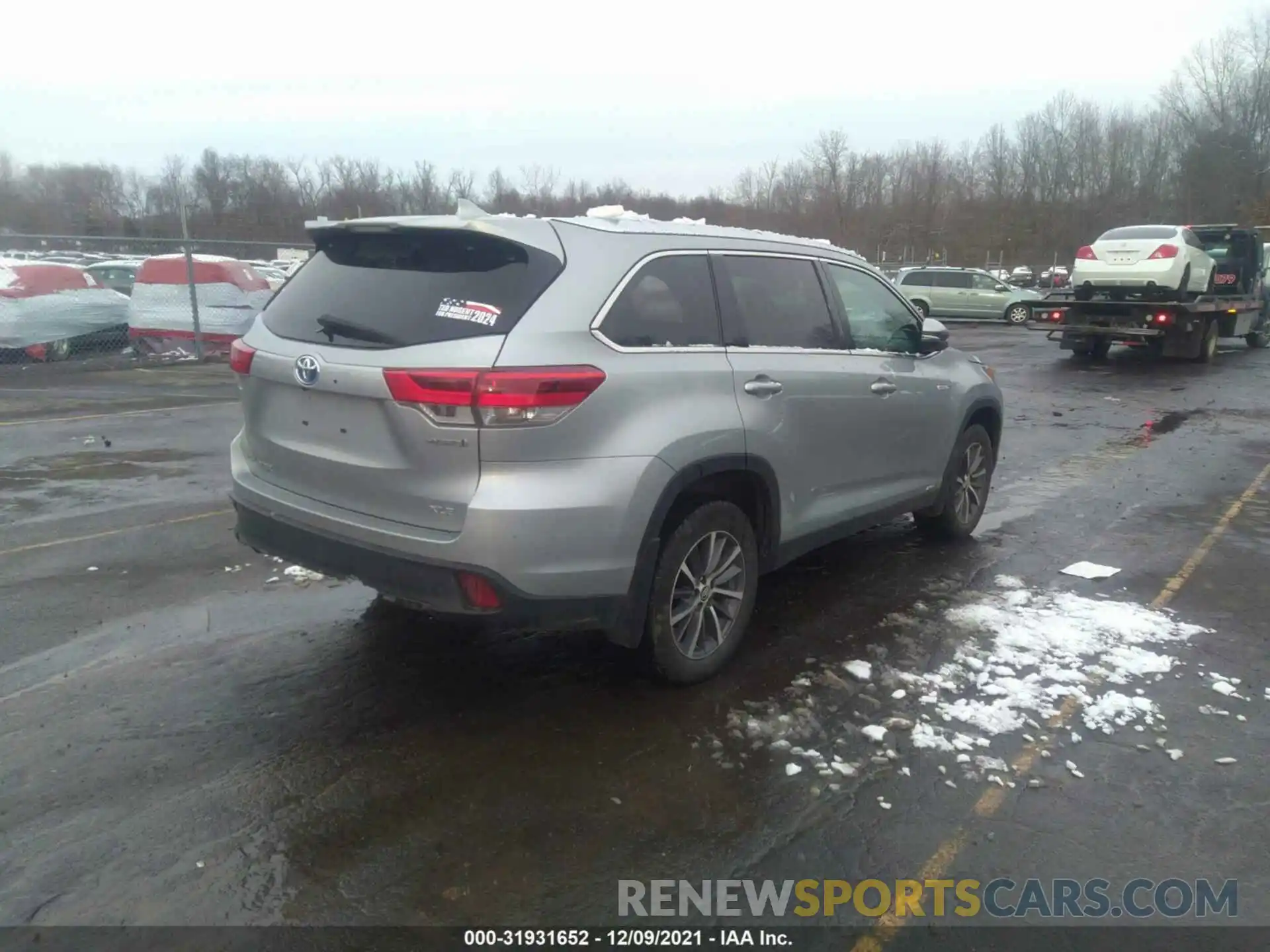 4 Photograph of a damaged car 5TDJGRFHXKS070588 TOYOTA HIGHLANDER 2019