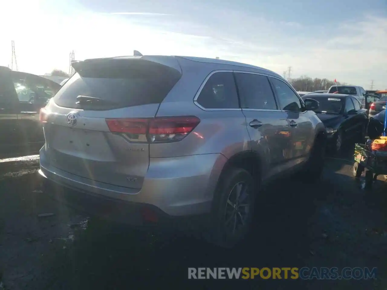 4 Photograph of a damaged car 5TDJGRFHXKS075922 TOYOTA HIGHLANDER 2019