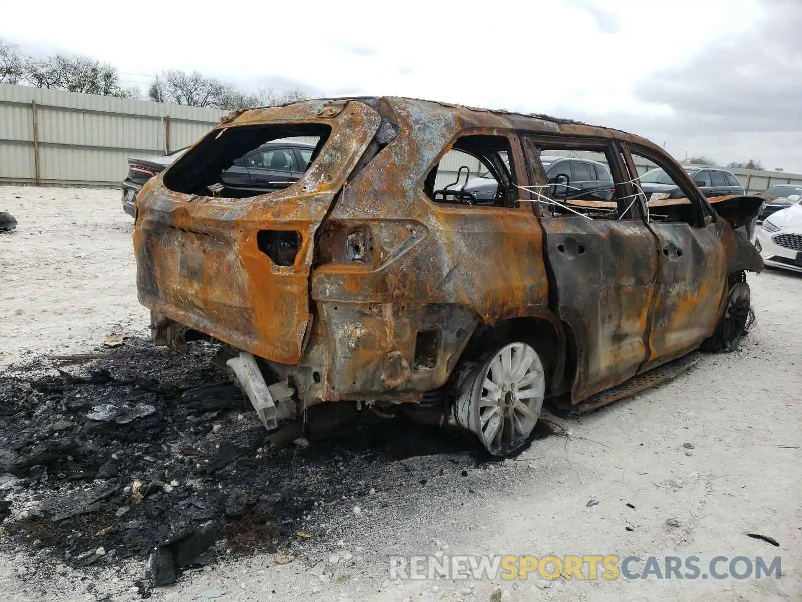 4 Photograph of a damaged car 5TDJGRFHXKS076374 TOYOTA HIGHLANDER 2019