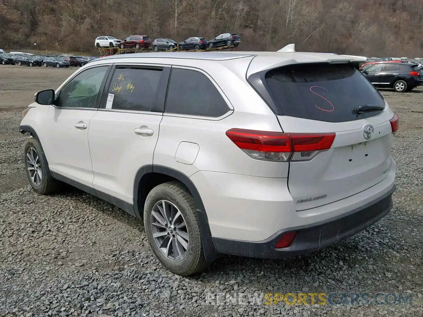 3 Photograph of a damaged car 5TDJZRFH0KS564551 TOYOTA HIGHLANDER 2019