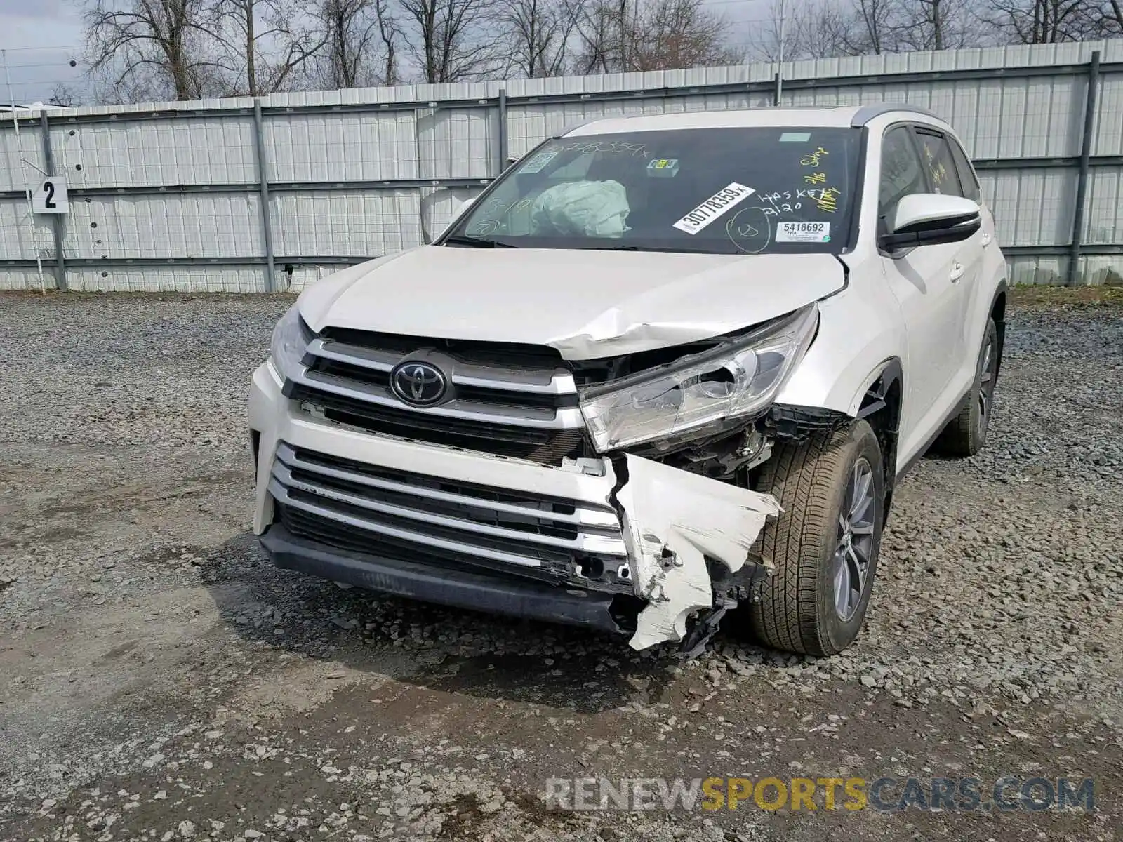 9 Photograph of a damaged car 5TDJZRFH0KS564551 TOYOTA HIGHLANDER 2019