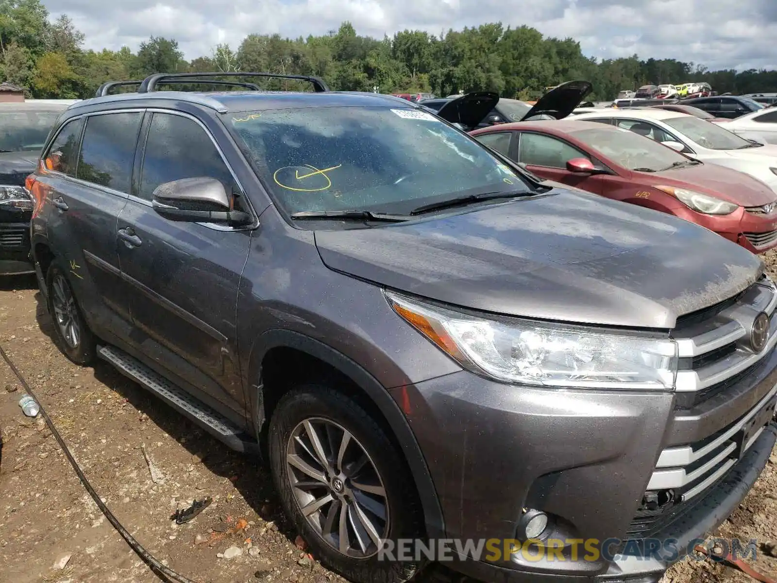 1 Photograph of a damaged car 5TDJZRFH0KS564615 TOYOTA HIGHLANDER 2019