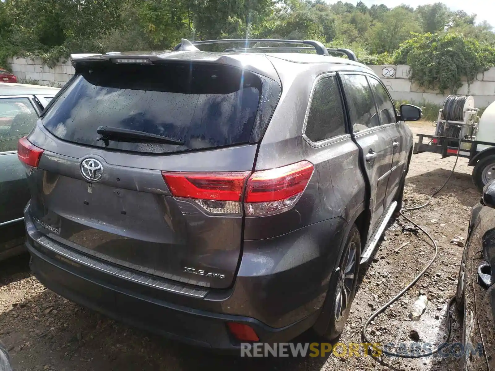 4 Photograph of a damaged car 5TDJZRFH0KS564615 TOYOTA HIGHLANDER 2019