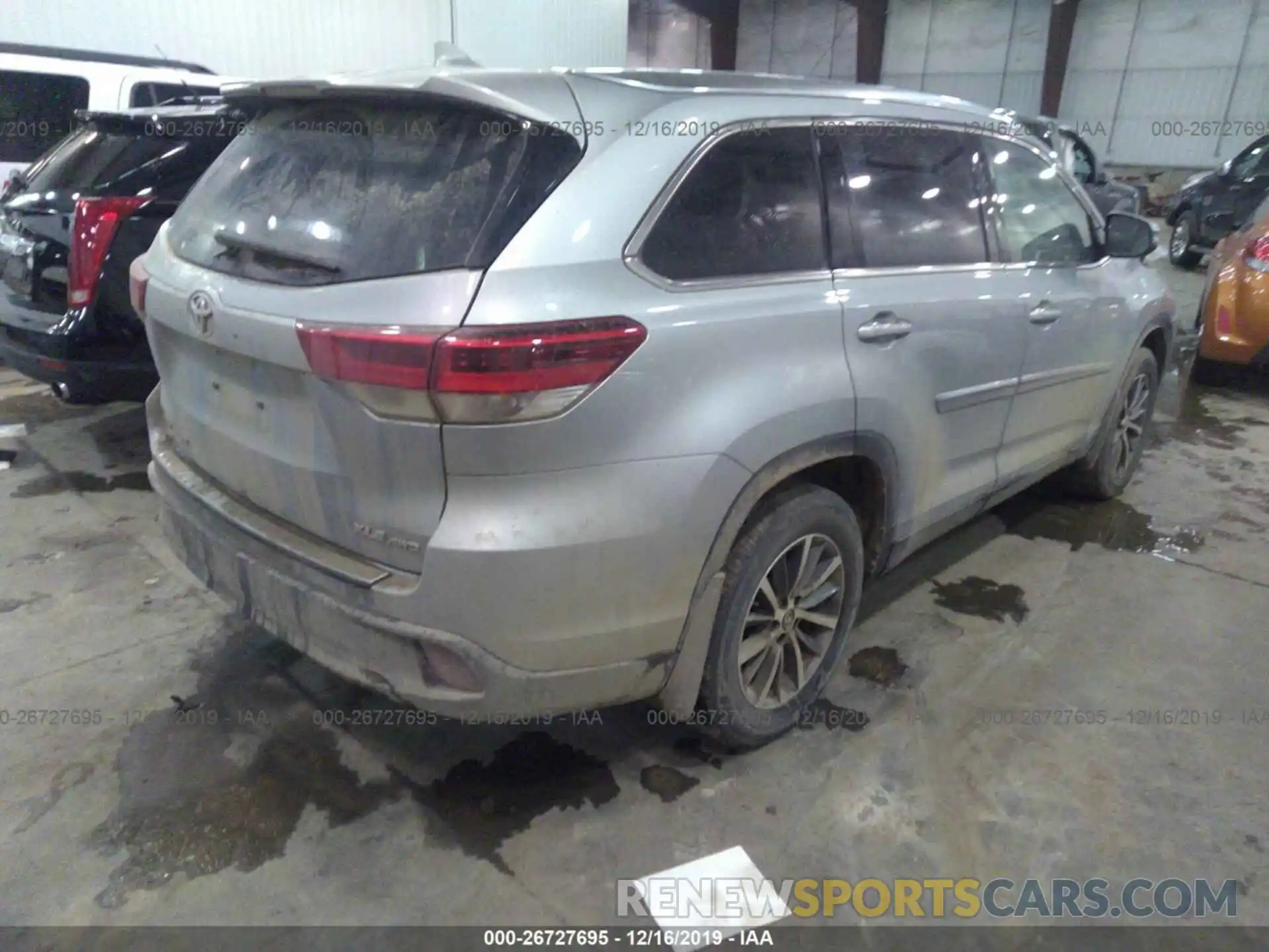 4 Photograph of a damaged car 5TDJZRFH0KS565103 TOYOTA HIGHLANDER 2019