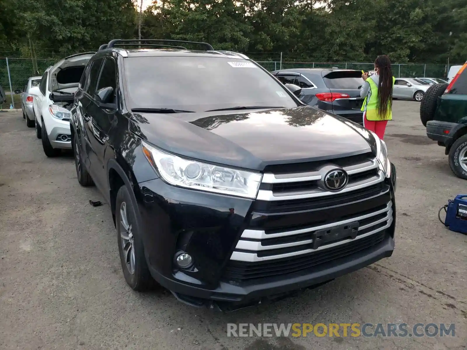 1 Photograph of a damaged car 5TDJZRFH0KS565960 TOYOTA HIGHLANDER 2019