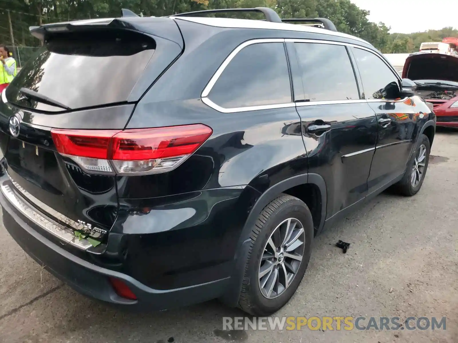 4 Photograph of a damaged car 5TDJZRFH0KS565960 TOYOTA HIGHLANDER 2019