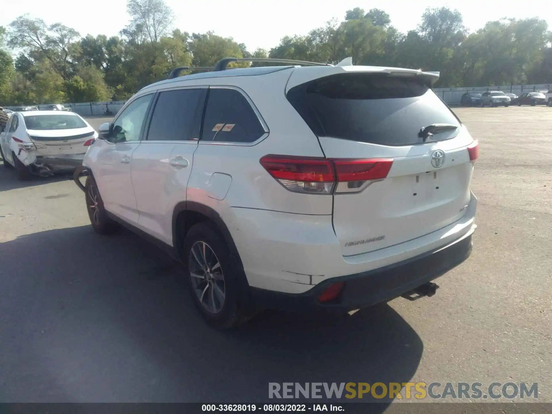 3 Photograph of a damaged car 5TDJZRFH0KS568342 TOYOTA HIGHLANDER 2019