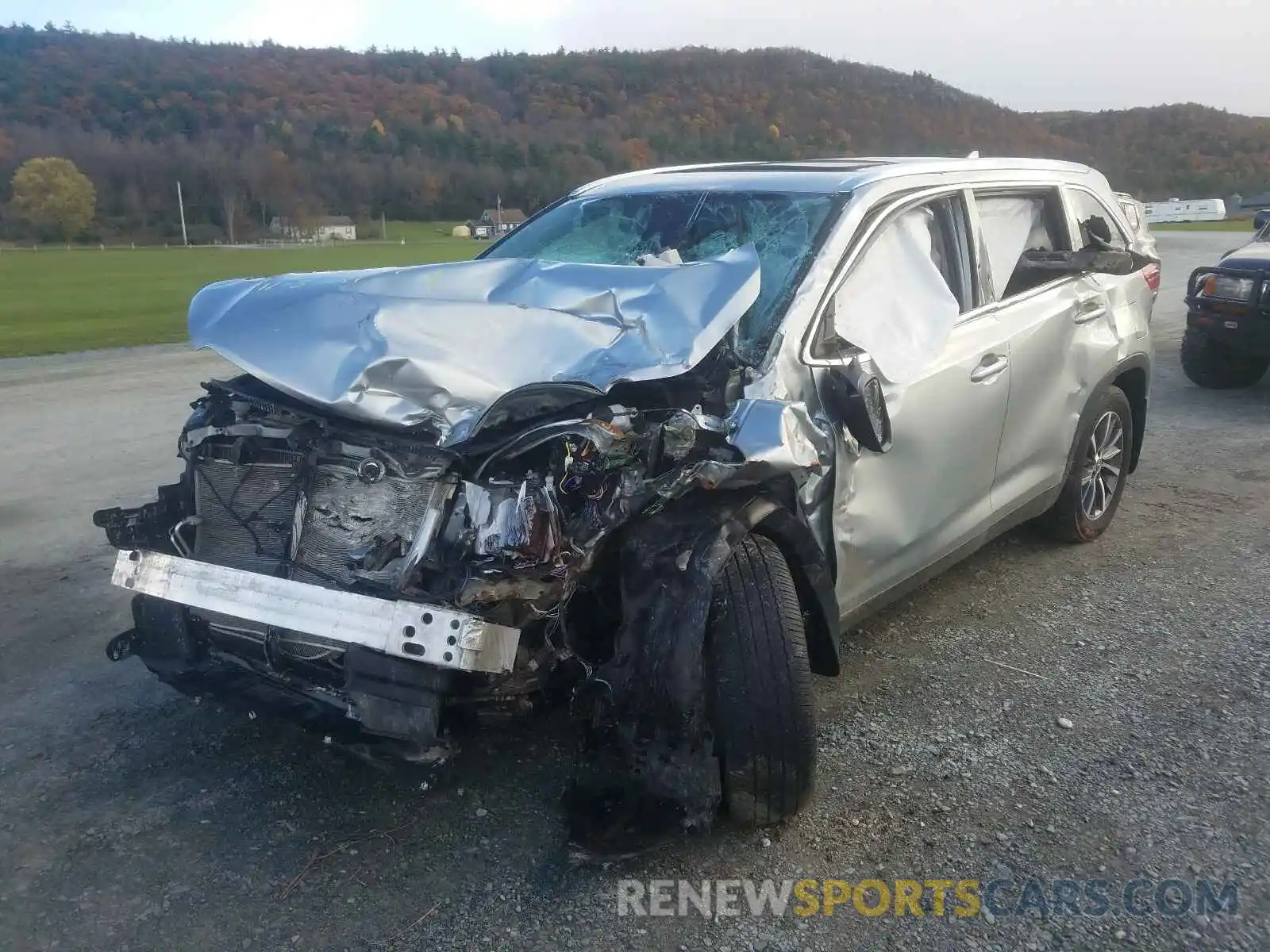 2 Photograph of a damaged car 5TDJZRFH0KS569863 TOYOTA HIGHLANDER 2019