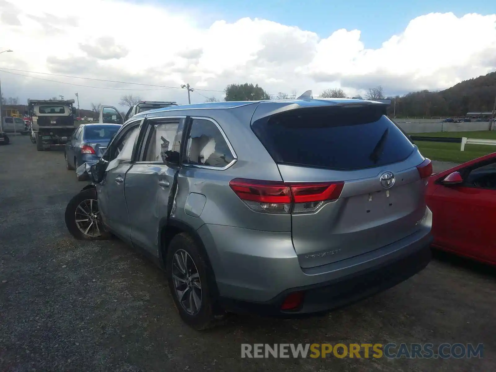 3 Photograph of a damaged car 5TDJZRFH0KS569863 TOYOTA HIGHLANDER 2019