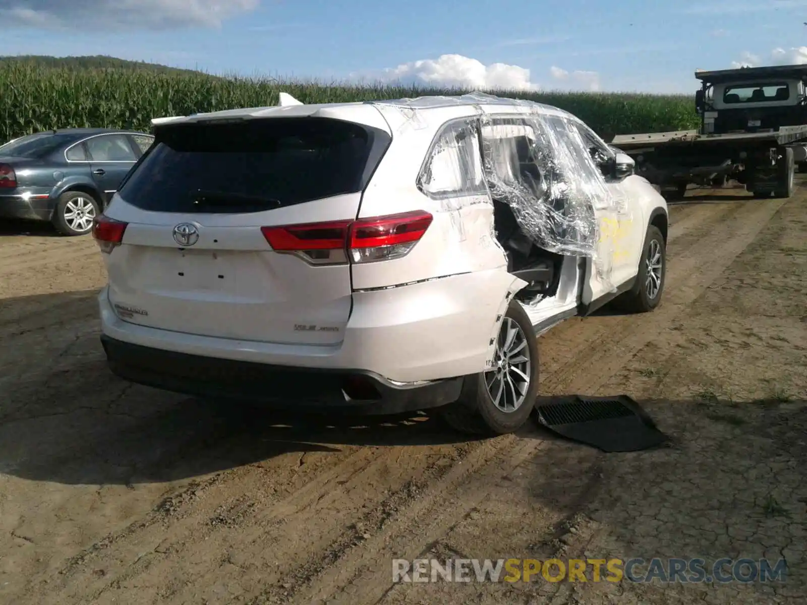 4 Photograph of a damaged car 5TDJZRFH0KS570009 TOYOTA HIGHLANDER 2019