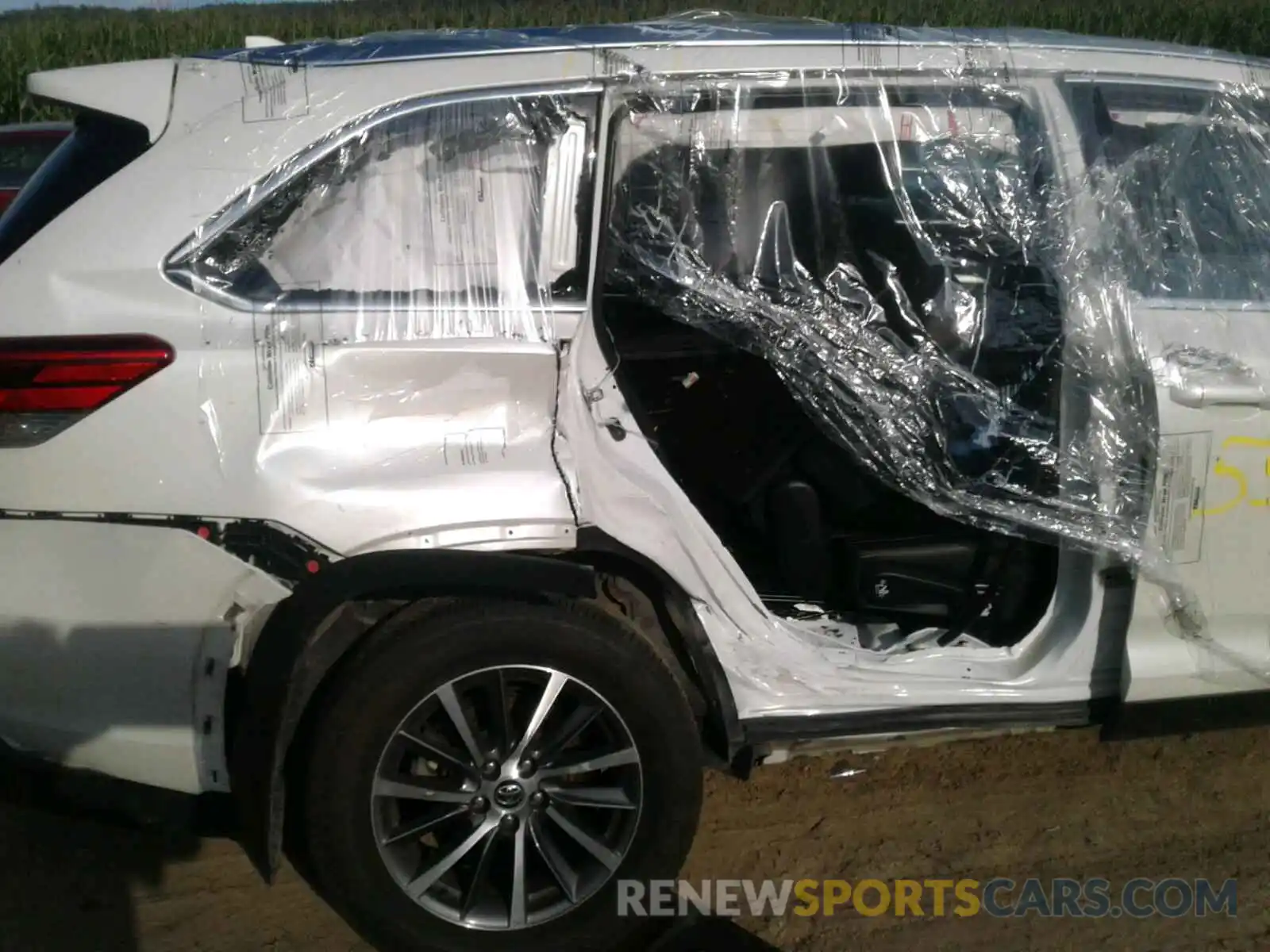 9 Photograph of a damaged car 5TDJZRFH0KS570009 TOYOTA HIGHLANDER 2019