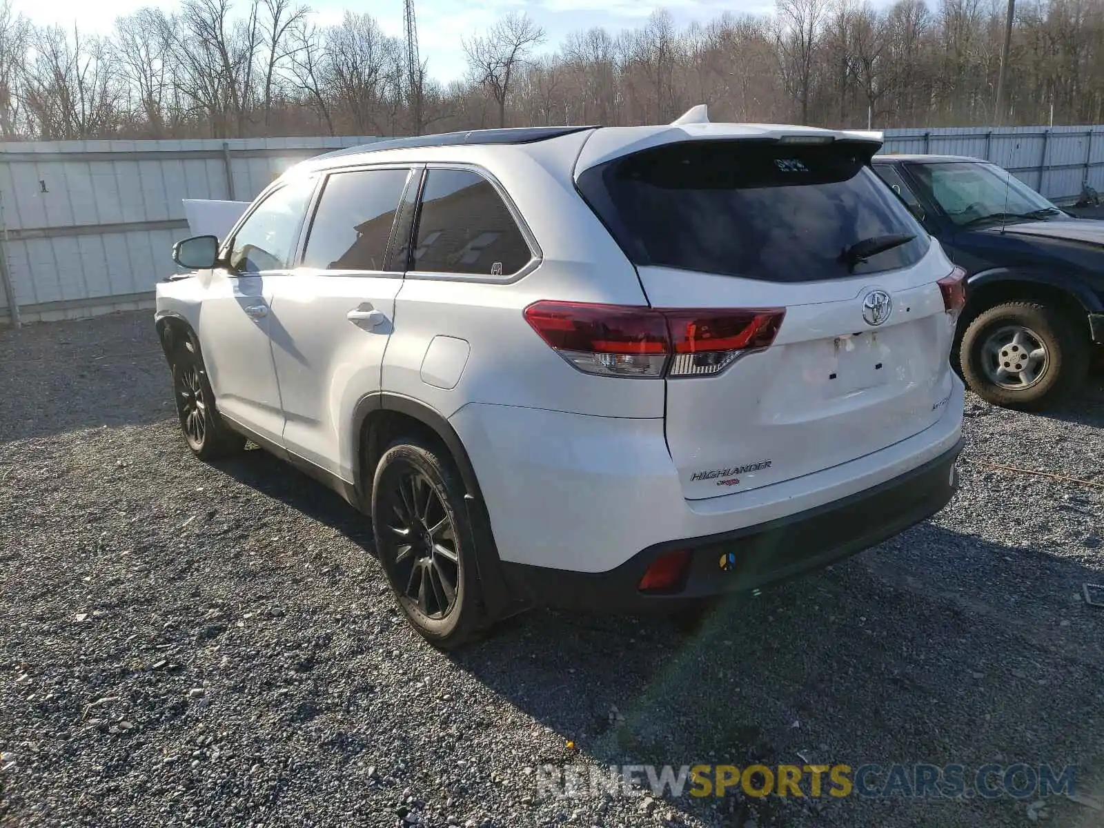 3 Photograph of a damaged car 5TDJZRFH0KS570690 TOYOTA HIGHLANDER 2019