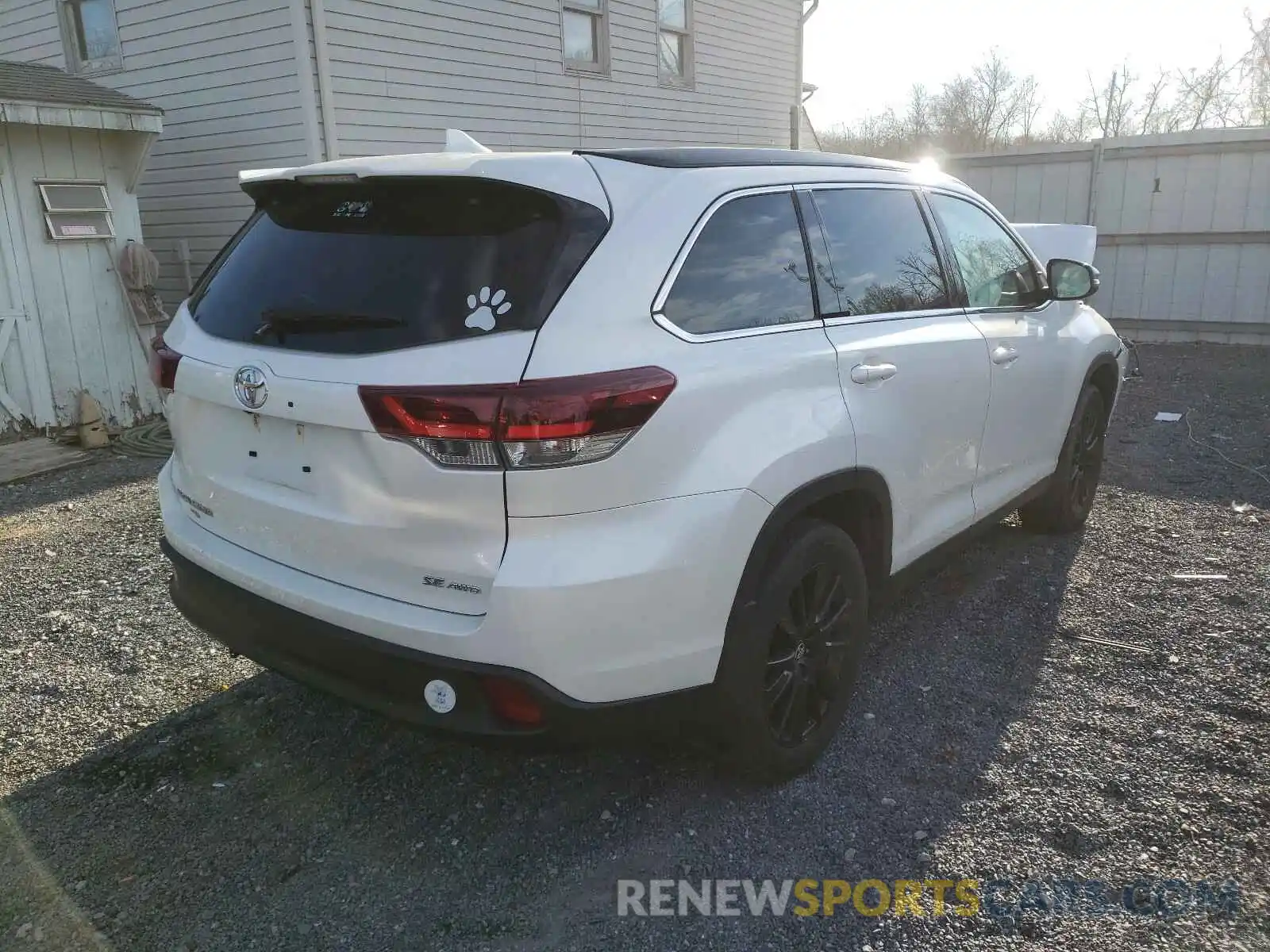 4 Photograph of a damaged car 5TDJZRFH0KS570690 TOYOTA HIGHLANDER 2019