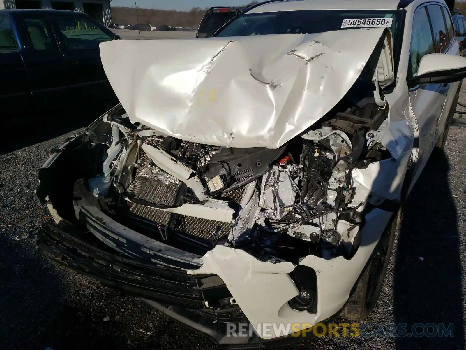 9 Photograph of a damaged car 5TDJZRFH0KS570690 TOYOTA HIGHLANDER 2019