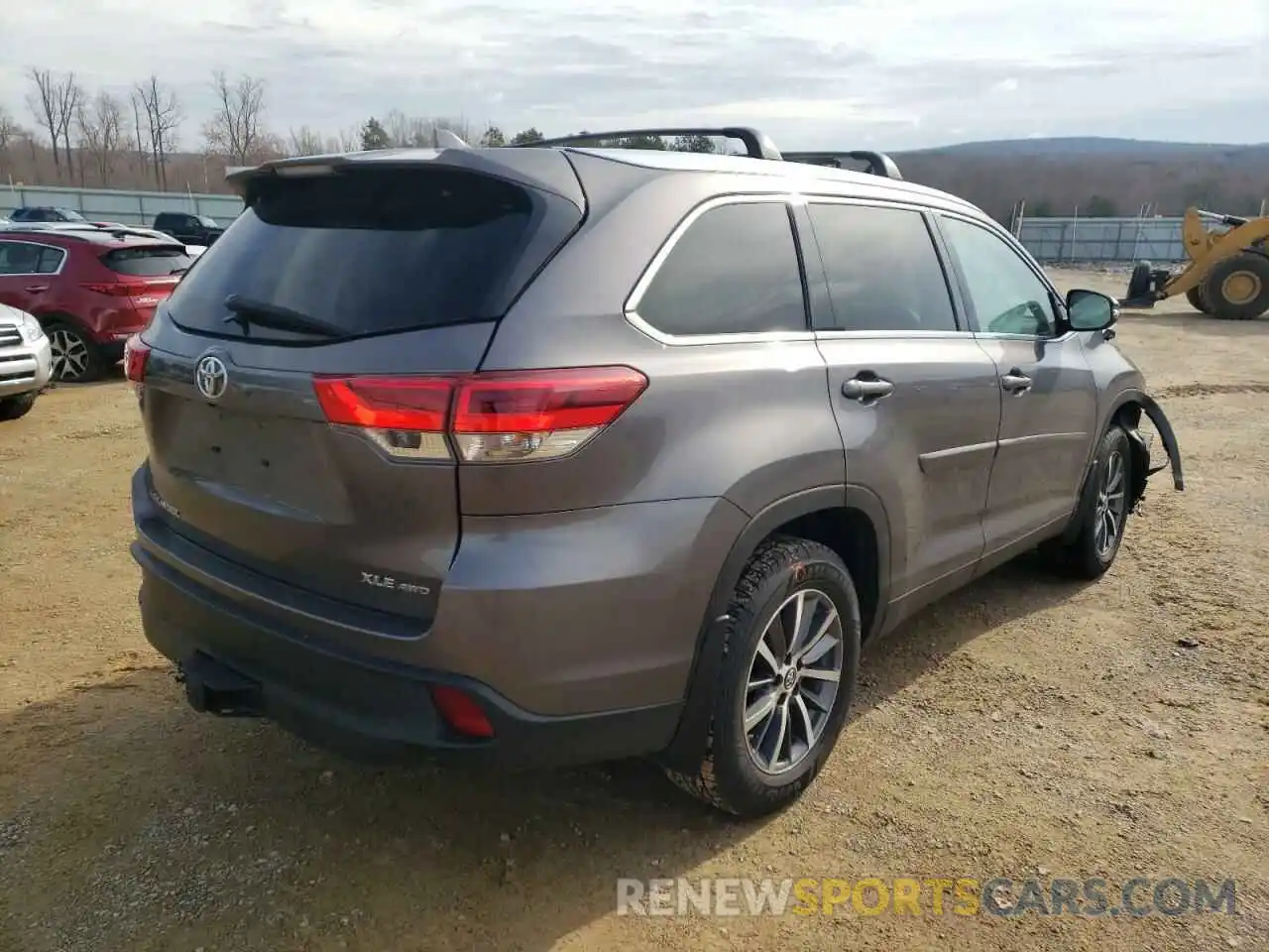 4 Photograph of a damaged car 5TDJZRFH0KS571127 TOYOTA HIGHLANDER 2019