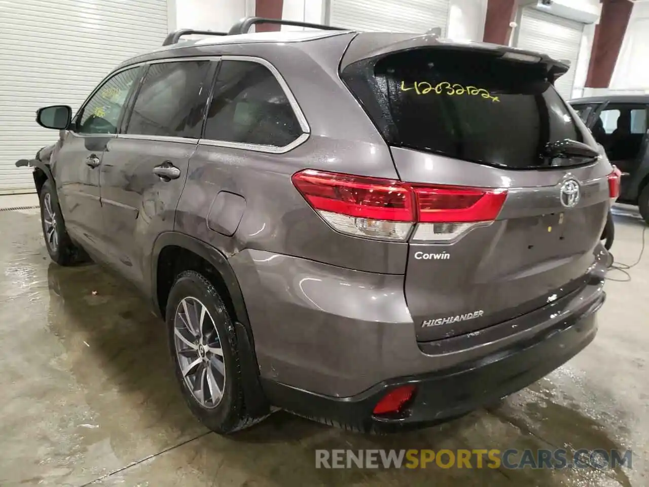 3 Photograph of a damaged car 5TDJZRFH0KS573976 TOYOTA HIGHLANDER 2019