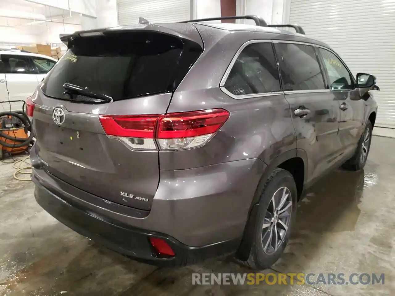 4 Photograph of a damaged car 5TDJZRFH0KS573976 TOYOTA HIGHLANDER 2019