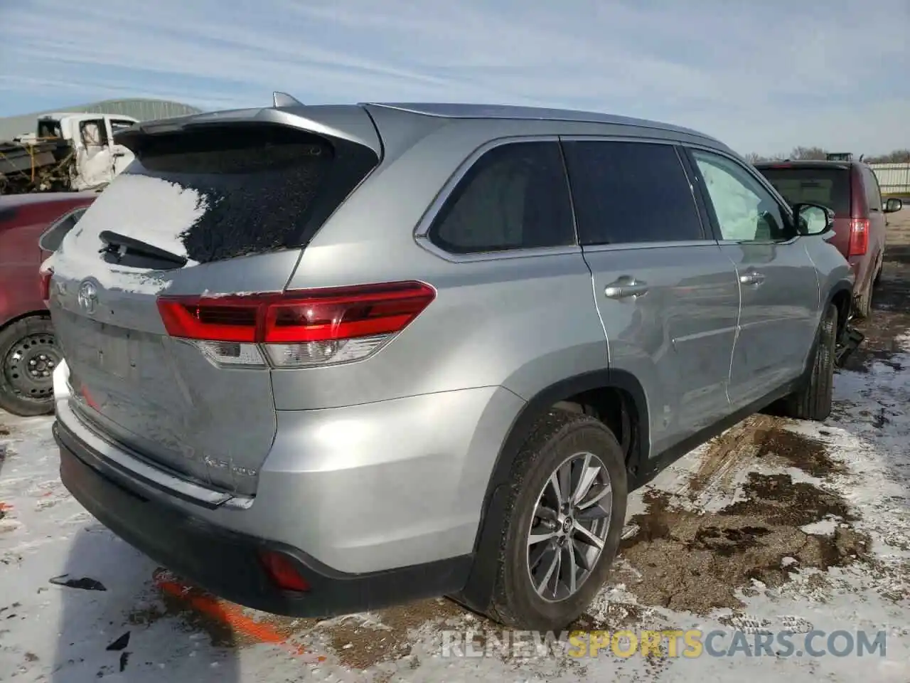 4 Photograph of a damaged car 5TDJZRFH0KS573993 TOYOTA HIGHLANDER 2019