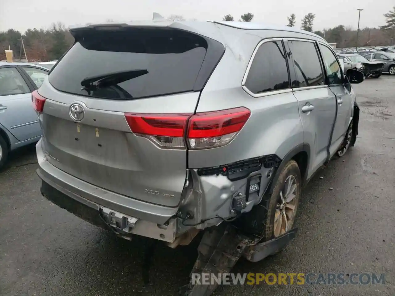 4 Photograph of a damaged car 5TDJZRFH0KS574349 TOYOTA HIGHLANDER 2019