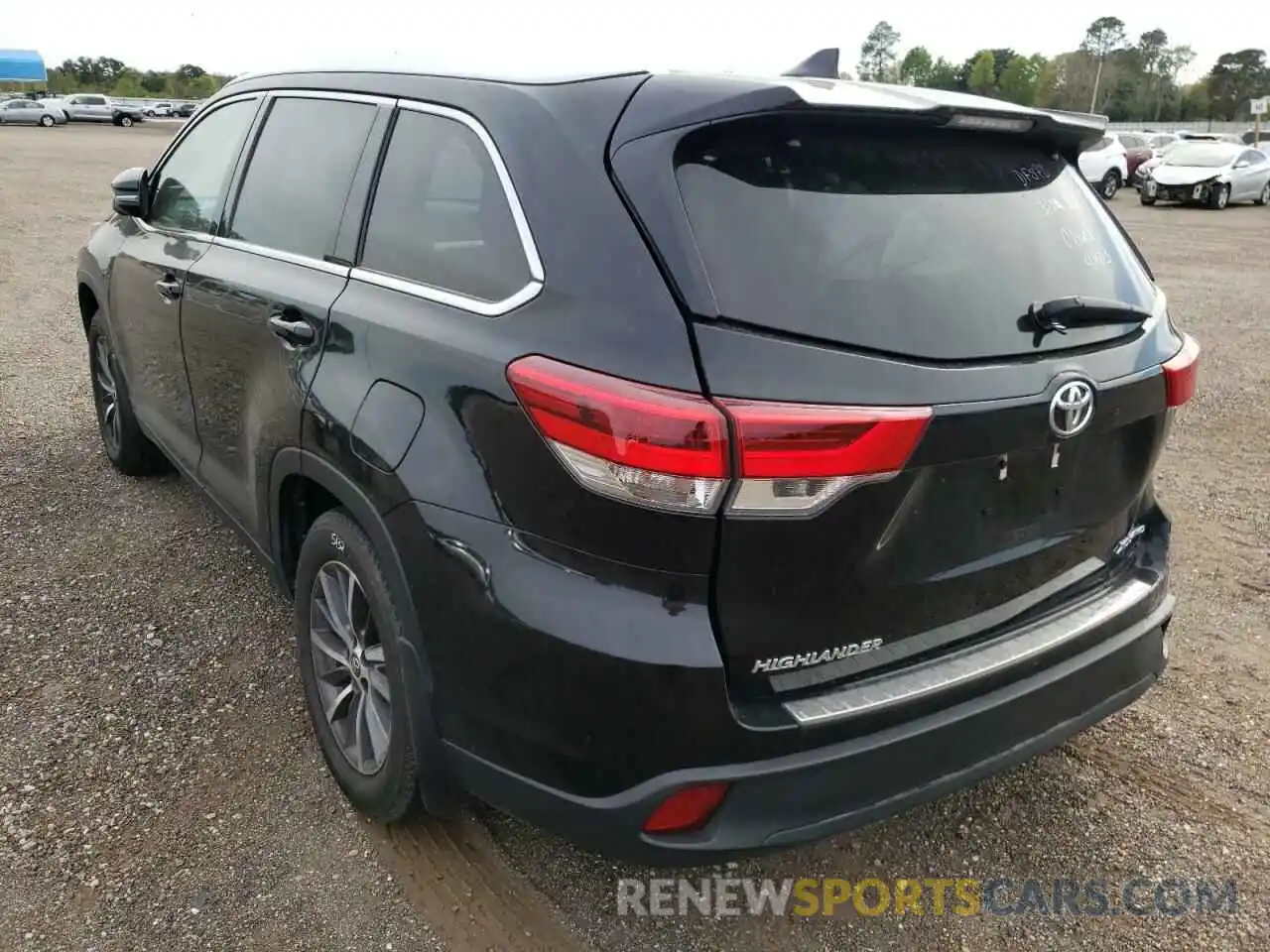 3 Photograph of a damaged car 5TDJZRFH0KS574903 TOYOTA HIGHLANDER 2019