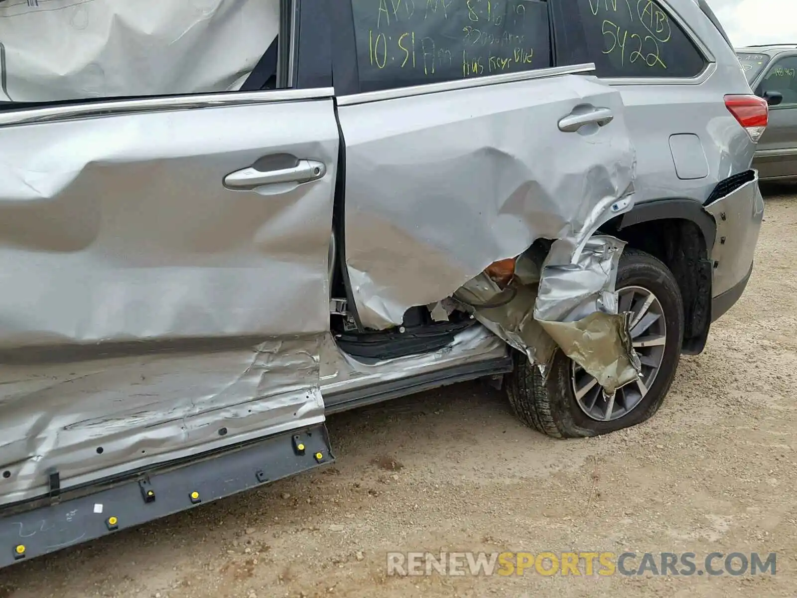 9 Photograph of a damaged car 5TDJZRFH0KS575422 TOYOTA HIGHLANDER 2019