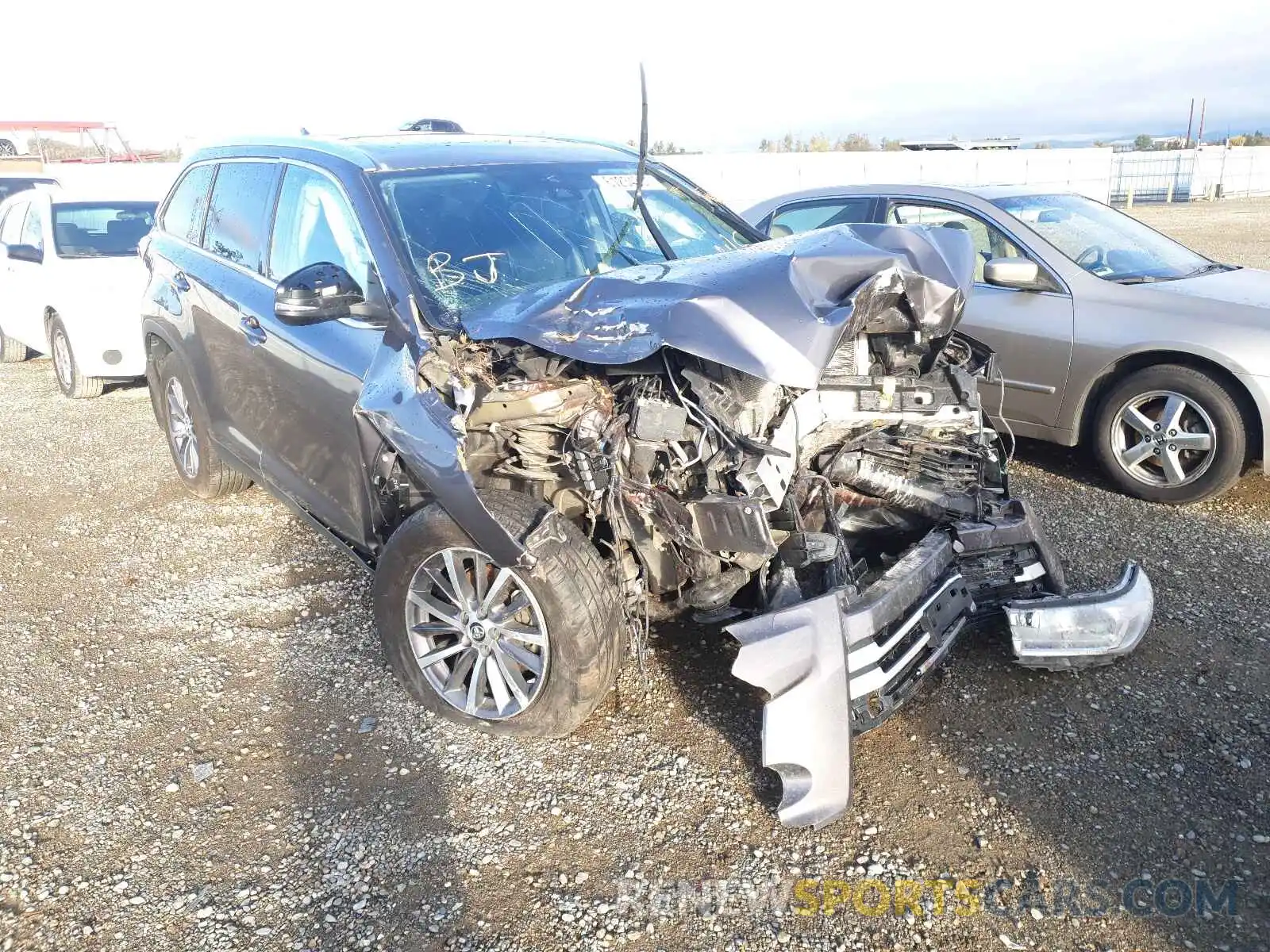 1 Photograph of a damaged car 5TDJZRFH0KS575730 TOYOTA HIGHLANDER 2019