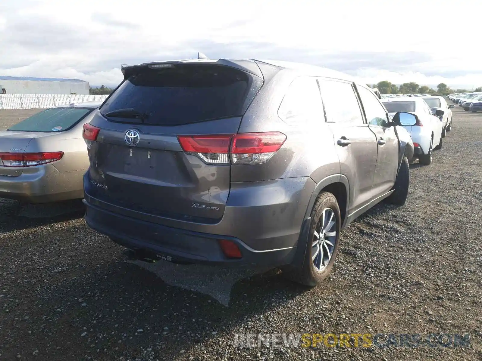 4 Photograph of a damaged car 5TDJZRFH0KS575730 TOYOTA HIGHLANDER 2019