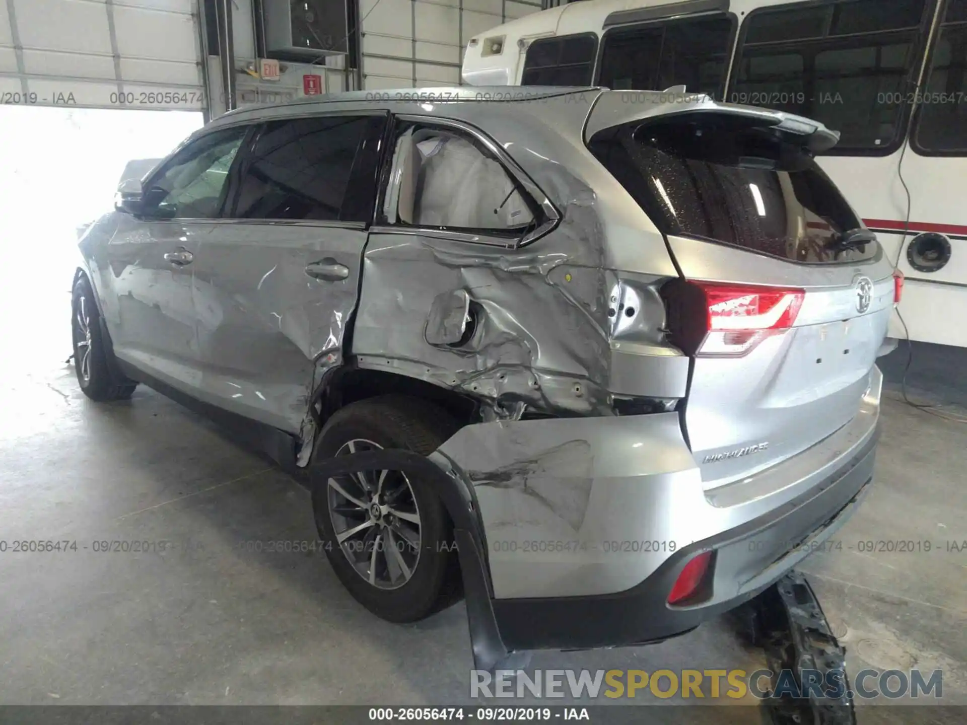 3 Photograph of a damaged car 5TDJZRFH0KS577915 TOYOTA HIGHLANDER 2019