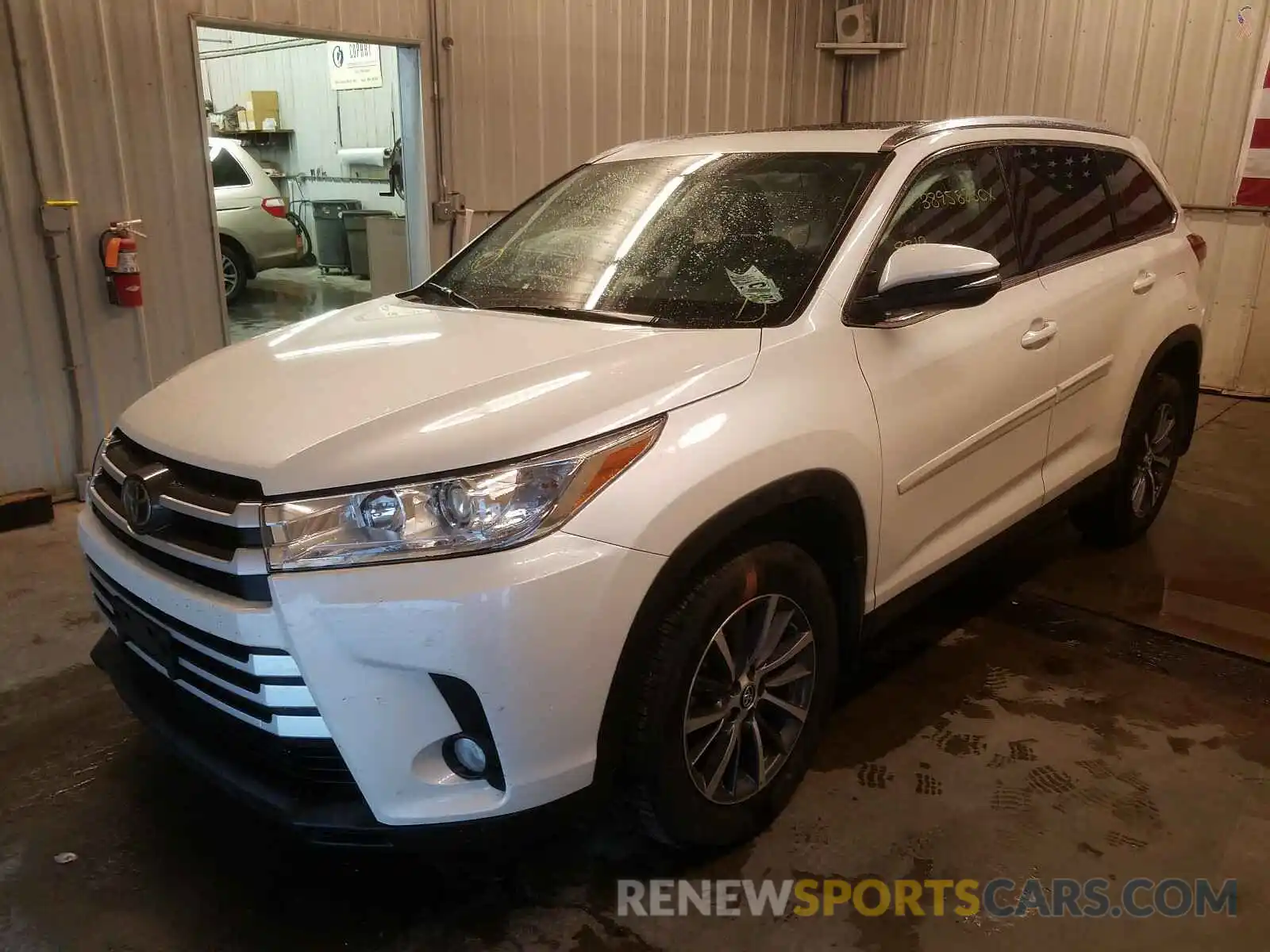 2 Photograph of a damaged car 5TDJZRFH0KS579227 TOYOTA HIGHLANDER 2019