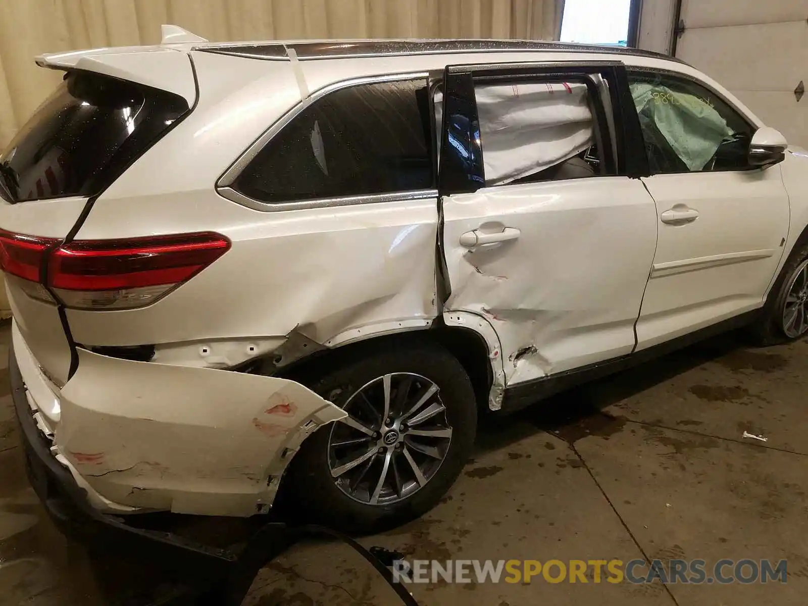 9 Photograph of a damaged car 5TDJZRFH0KS579227 TOYOTA HIGHLANDER 2019