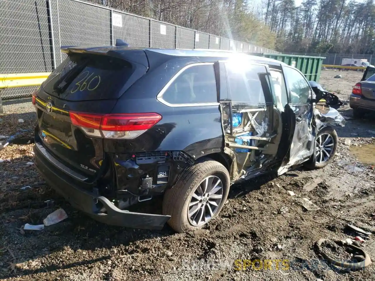 4 Photograph of a damaged car 5TDJZRFH0KS579230 TOYOTA HIGHLANDER 2019