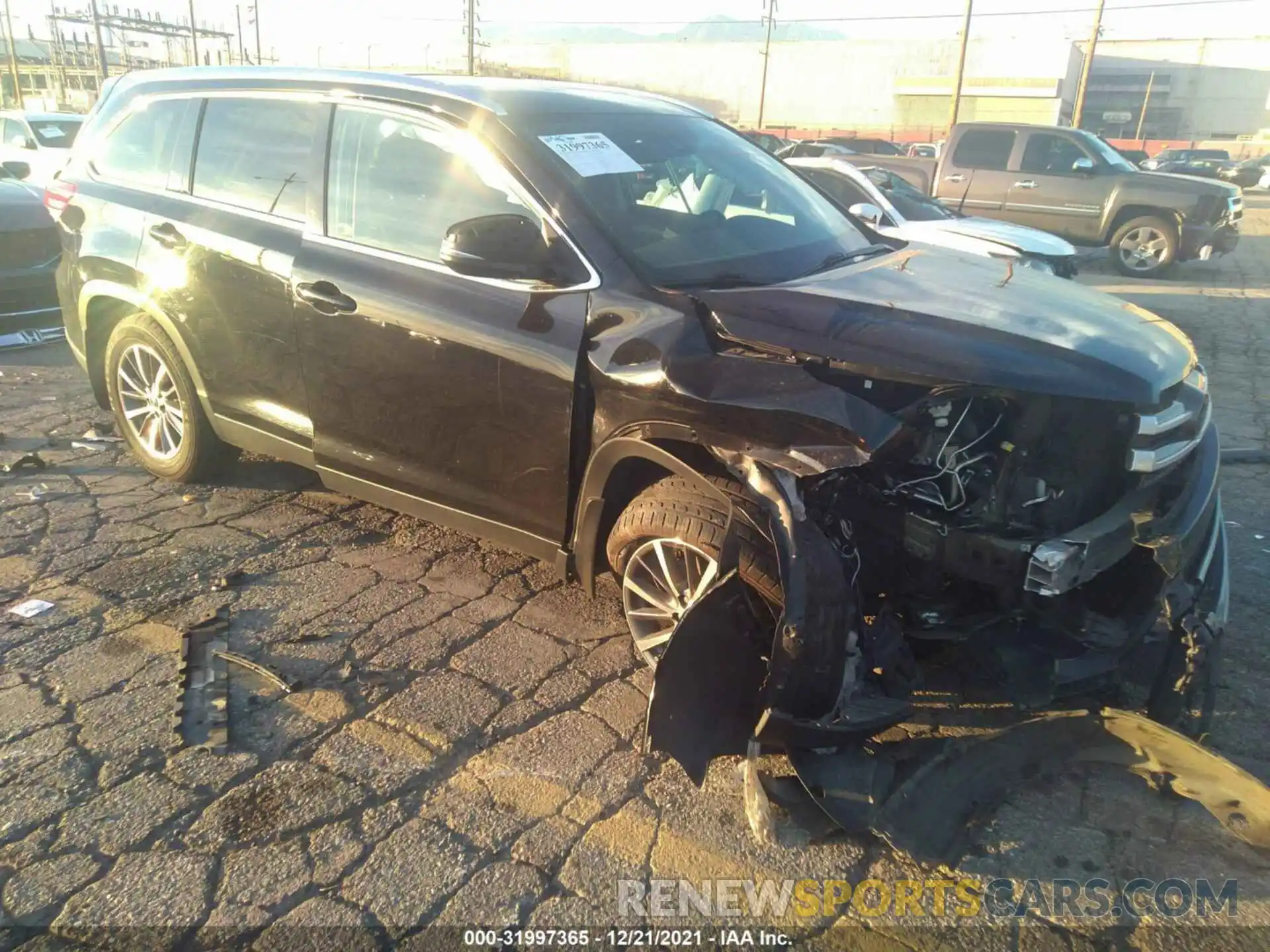 1 Photograph of a damaged car 5TDJZRFH0KS579390 TOYOTA HIGHLANDER 2019