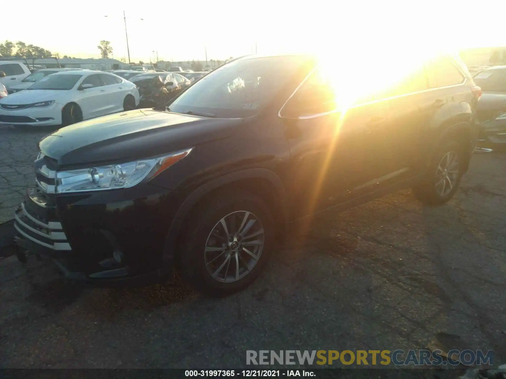 2 Photograph of a damaged car 5TDJZRFH0KS579390 TOYOTA HIGHLANDER 2019