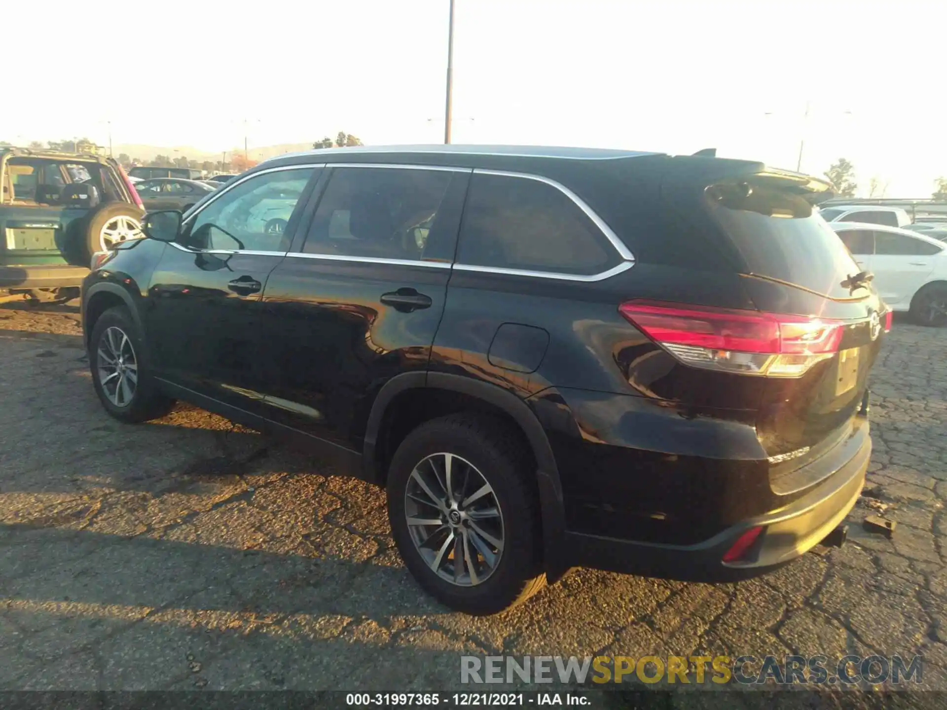 3 Photograph of a damaged car 5TDJZRFH0KS579390 TOYOTA HIGHLANDER 2019