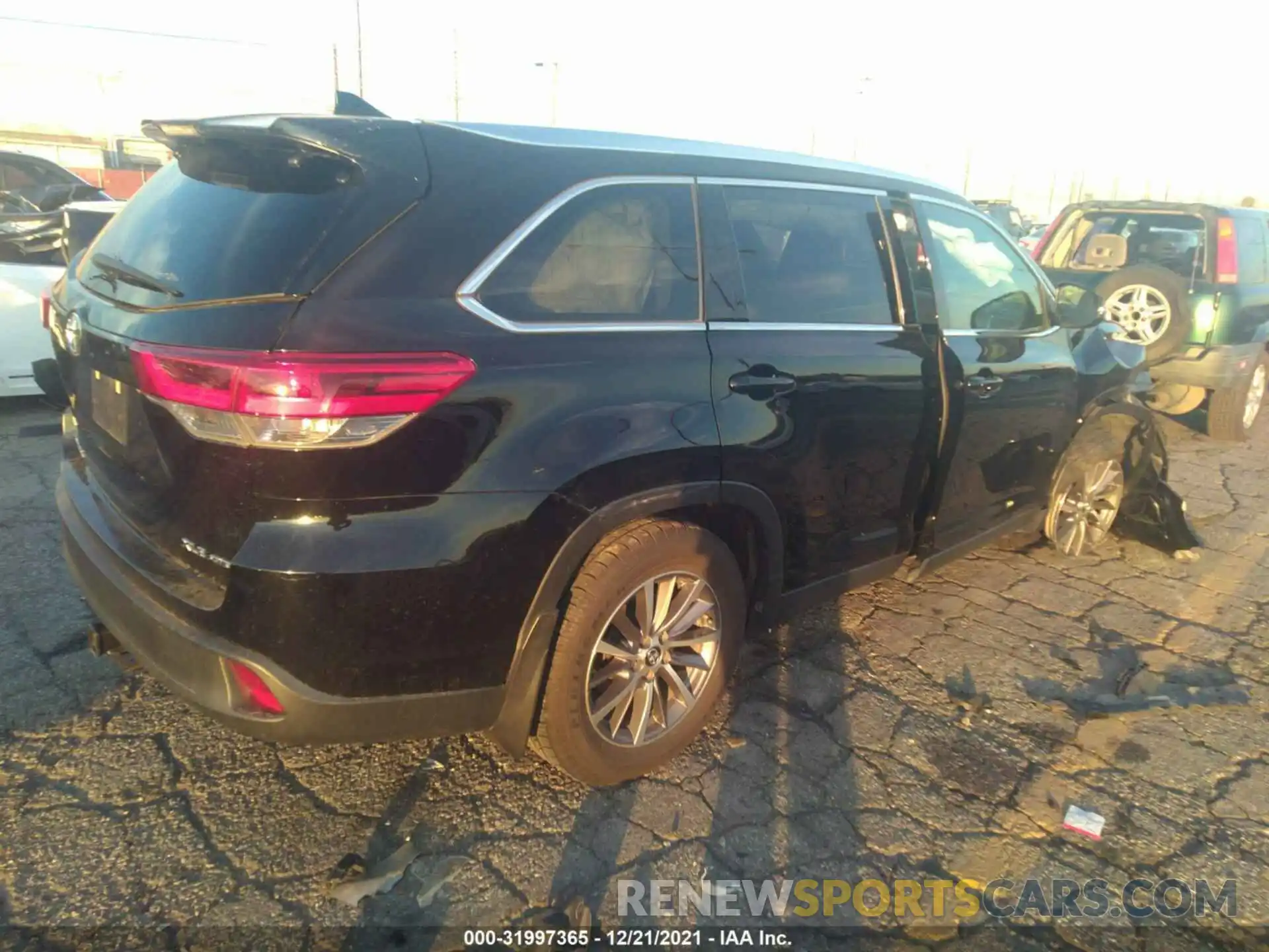 4 Photograph of a damaged car 5TDJZRFH0KS579390 TOYOTA HIGHLANDER 2019