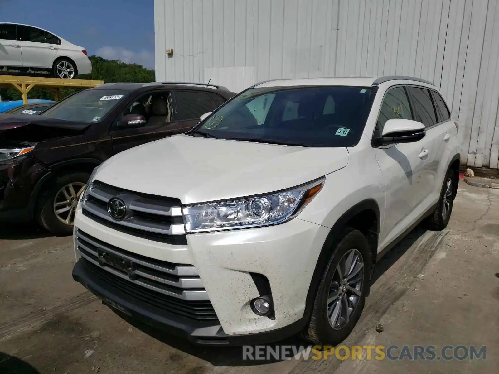 2 Photograph of a damaged car 5TDJZRFH0KS579485 TOYOTA HIGHLANDER 2019