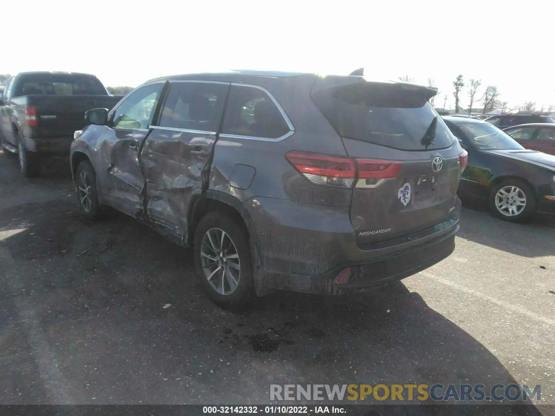 3 Photograph of a damaged car 5TDJZRFH0KS580393 TOYOTA HIGHLANDER 2019