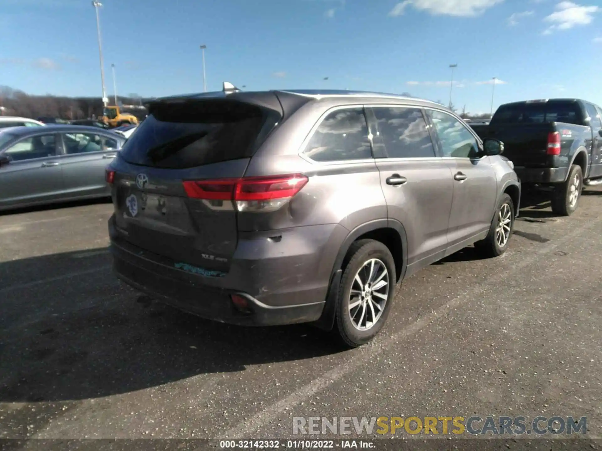 4 Photograph of a damaged car 5TDJZRFH0KS580393 TOYOTA HIGHLANDER 2019