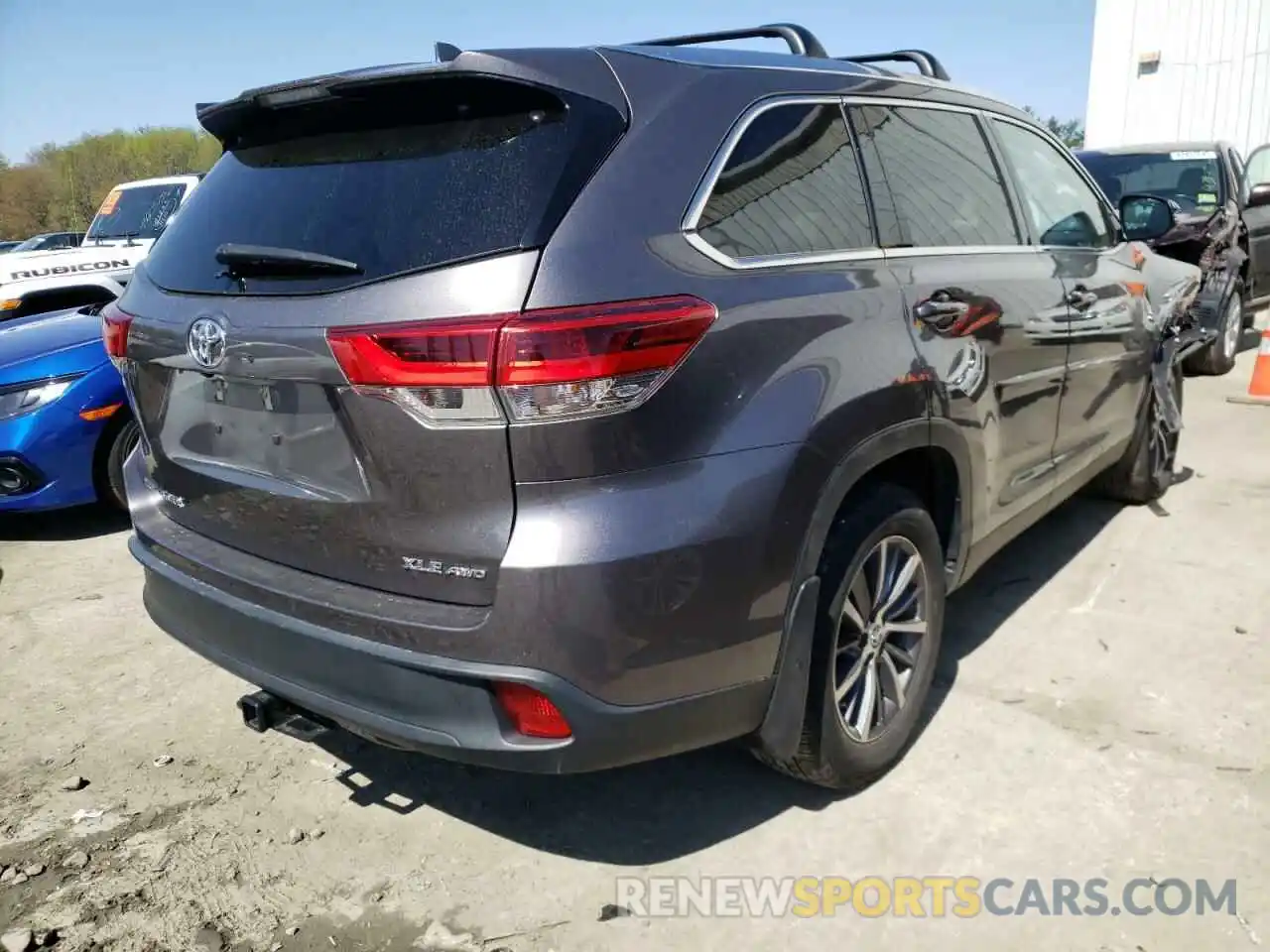 4 Photograph of a damaged car 5TDJZRFH0KS581964 TOYOTA HIGHLANDER 2019