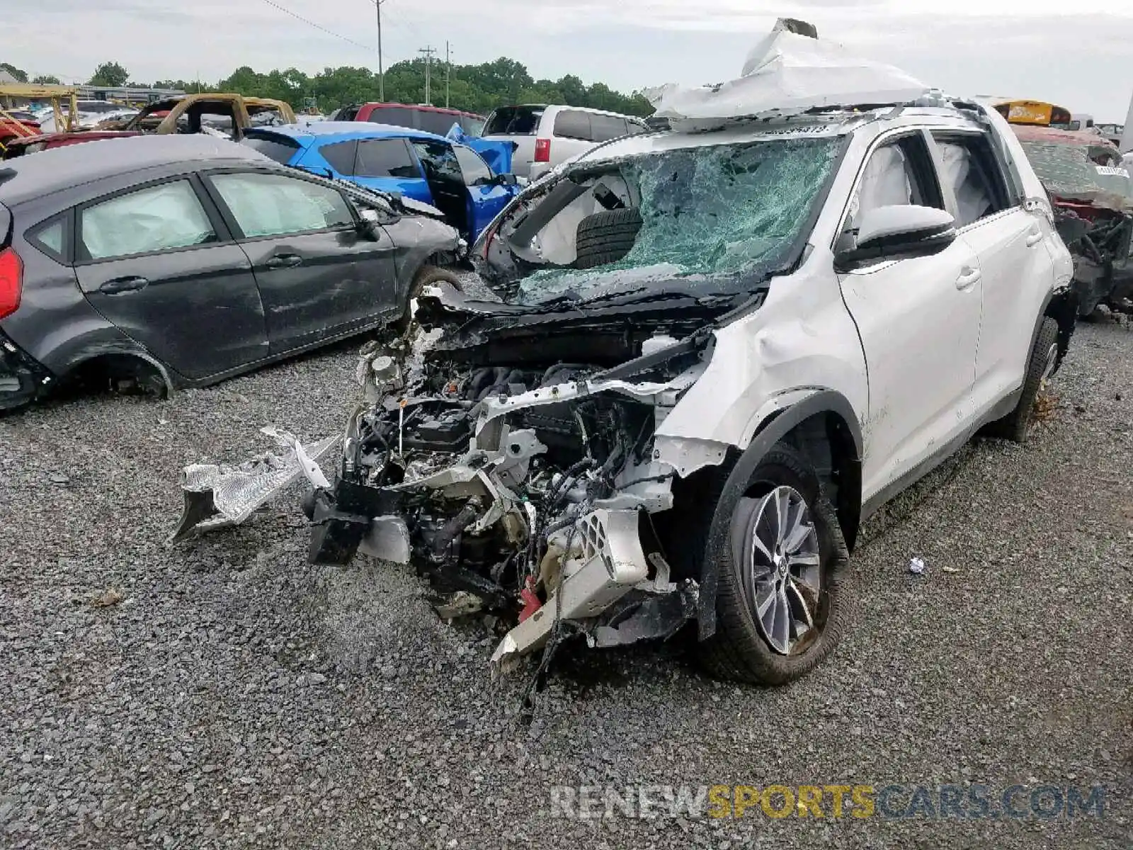 2 Photograph of a damaged car 5TDJZRFH0KS582581 TOYOTA HIGHLANDER 2019