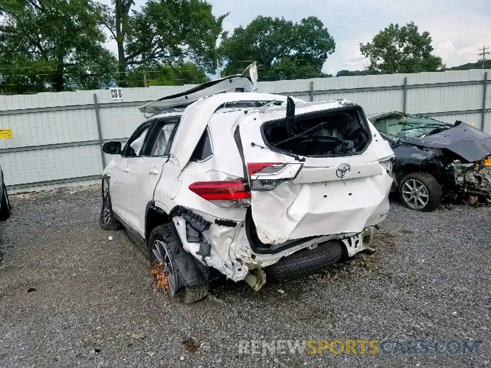 3 Photograph of a damaged car 5TDJZRFH0KS582581 TOYOTA HIGHLANDER 2019