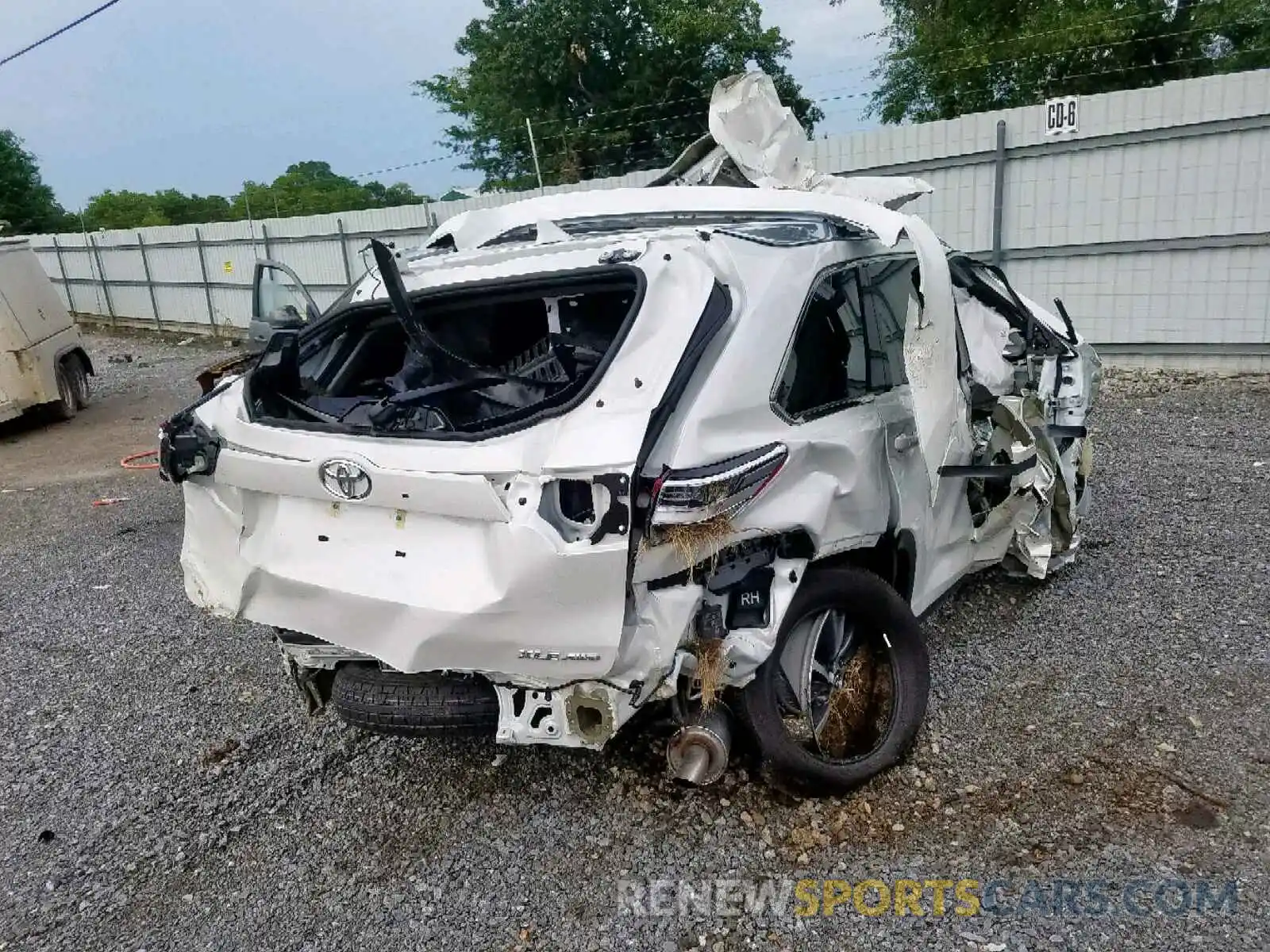 4 Photograph of a damaged car 5TDJZRFH0KS582581 TOYOTA HIGHLANDER 2019