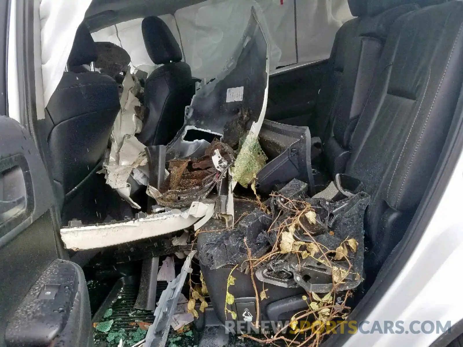 6 Photograph of a damaged car 5TDJZRFH0KS582581 TOYOTA HIGHLANDER 2019