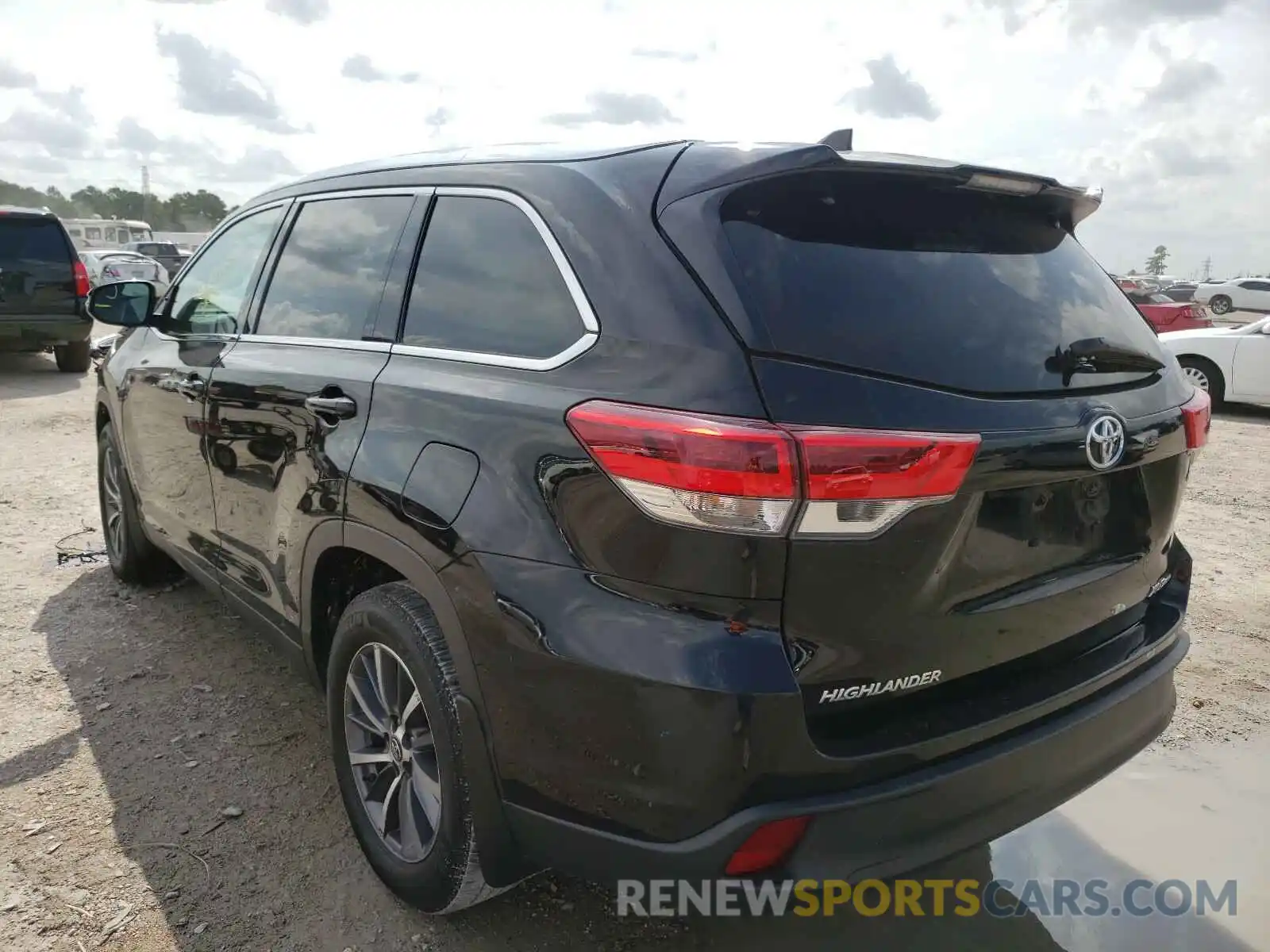 3 Photograph of a damaged car 5TDJZRFH0KS583875 TOYOTA HIGHLANDER 2019