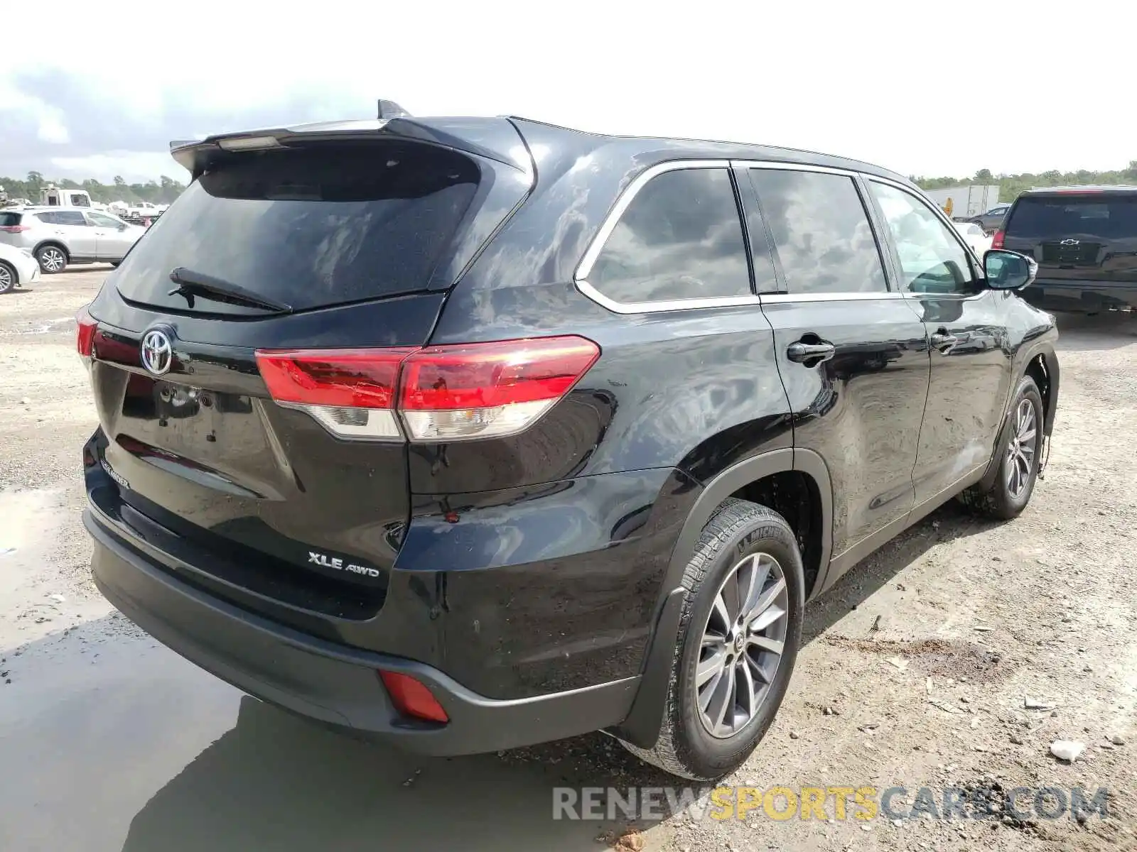 4 Photograph of a damaged car 5TDJZRFH0KS583875 TOYOTA HIGHLANDER 2019